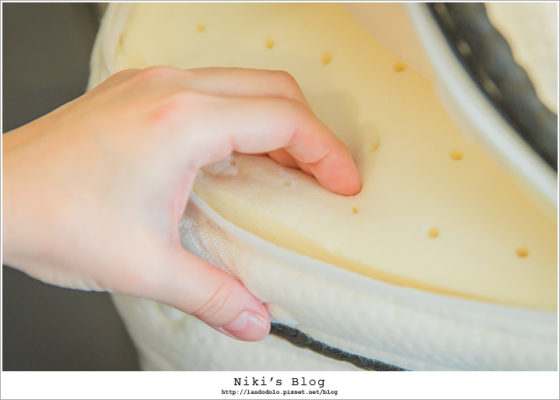 用手按壓床墊內的乳膠層確認實際厚度