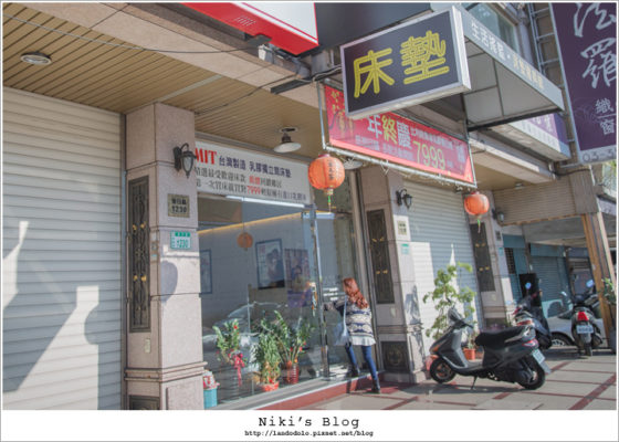 生活搖籃桃園春日門市外觀，部落客站在門口（2017 年拍攝）