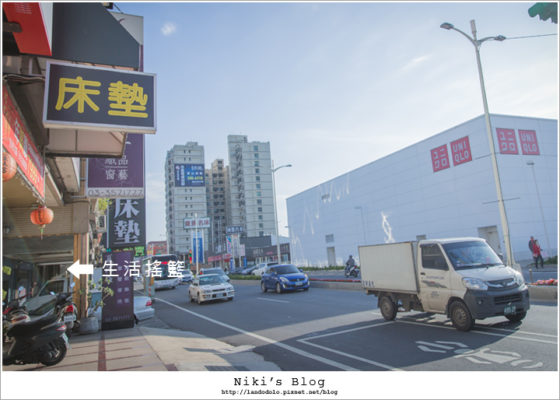 桃園春日路門市一帶的街景與床墊招牌