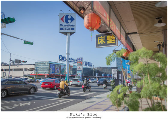 門市斜對面的家樂福與路口