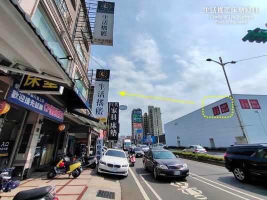 生活搖籃桃園春日路門市街景與對面的 UNIQLO