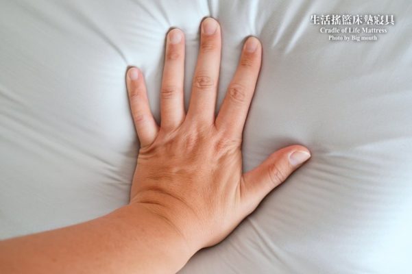 用手按壓尊榮床墊表面
