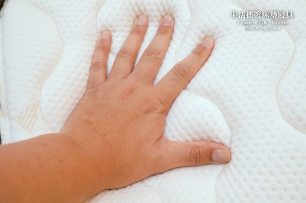 用手按壓恩典床墊表面