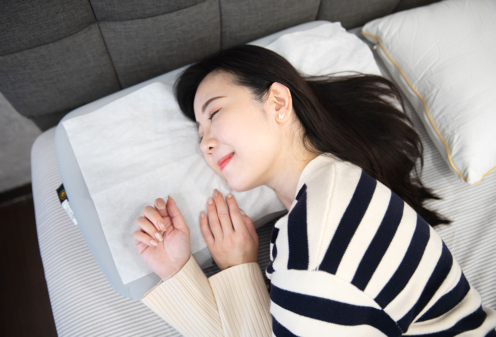女性側躺於枕上,測試枕頭高度與頸部支撐