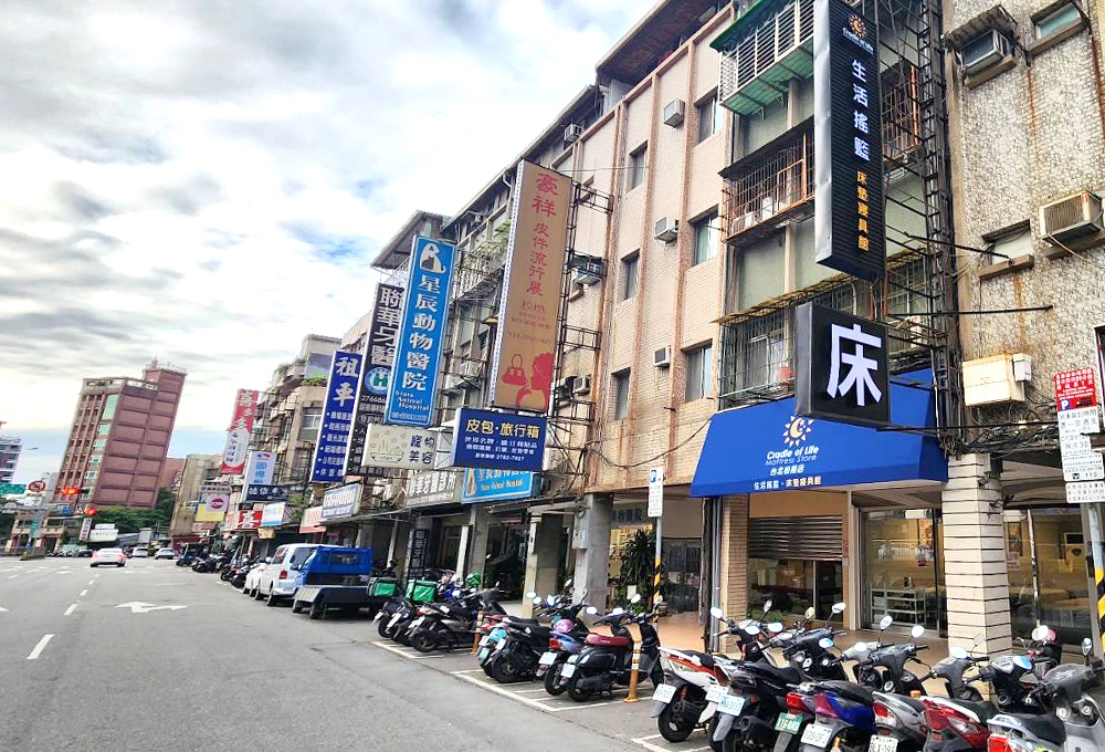 生活搖籃門市所在的街道與大型「床」字招牌