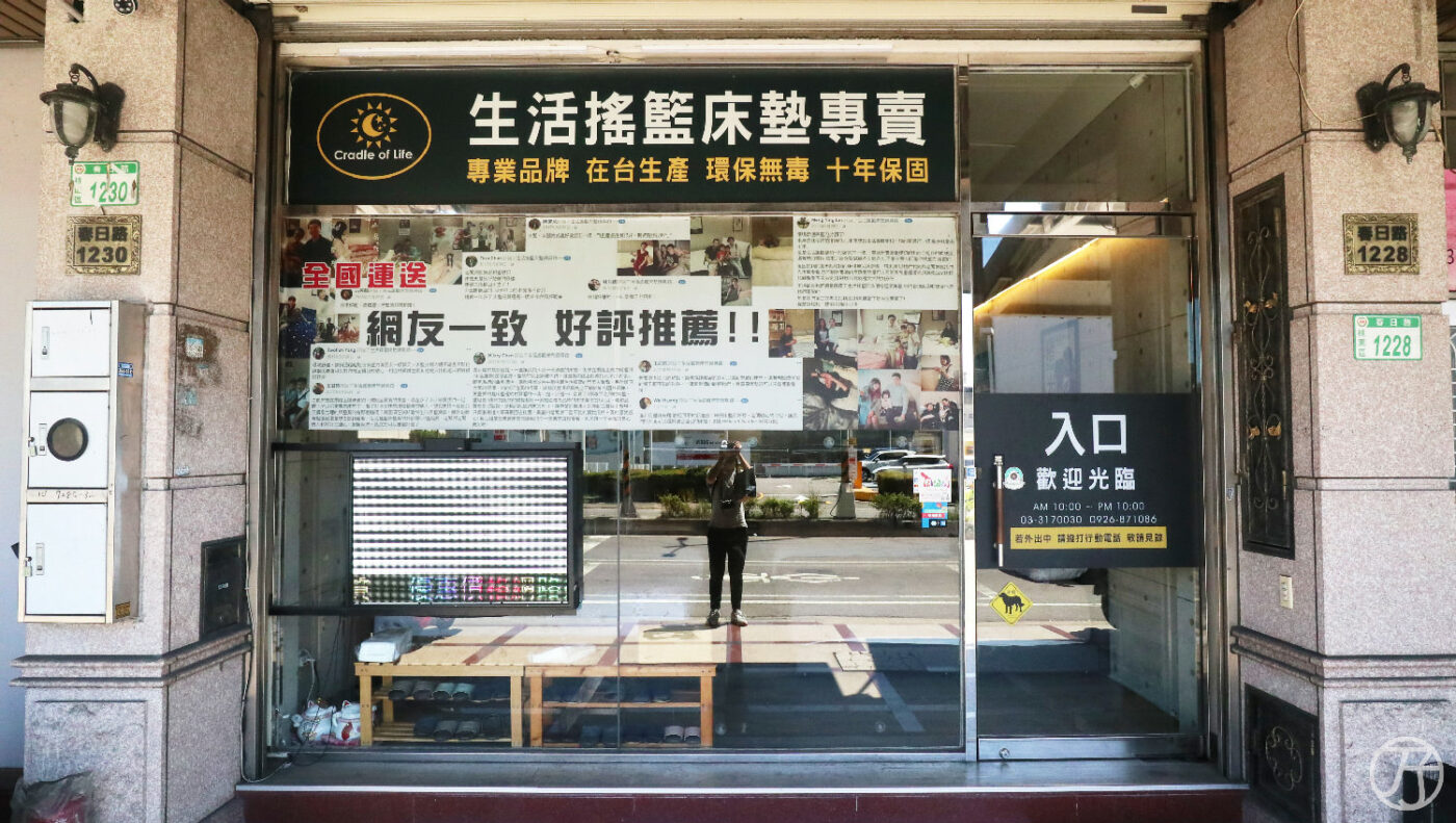 門市玻璃門上的網友好評推薦看板