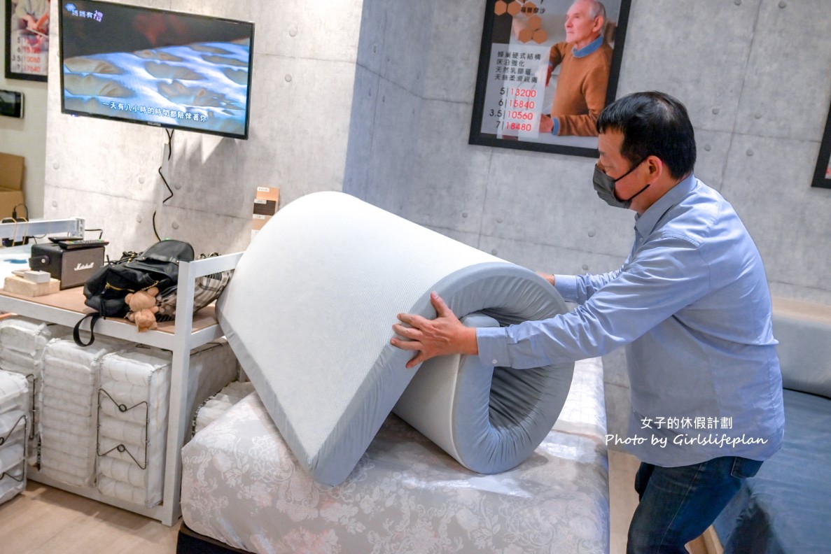 門市人員捲起記憶墊示範