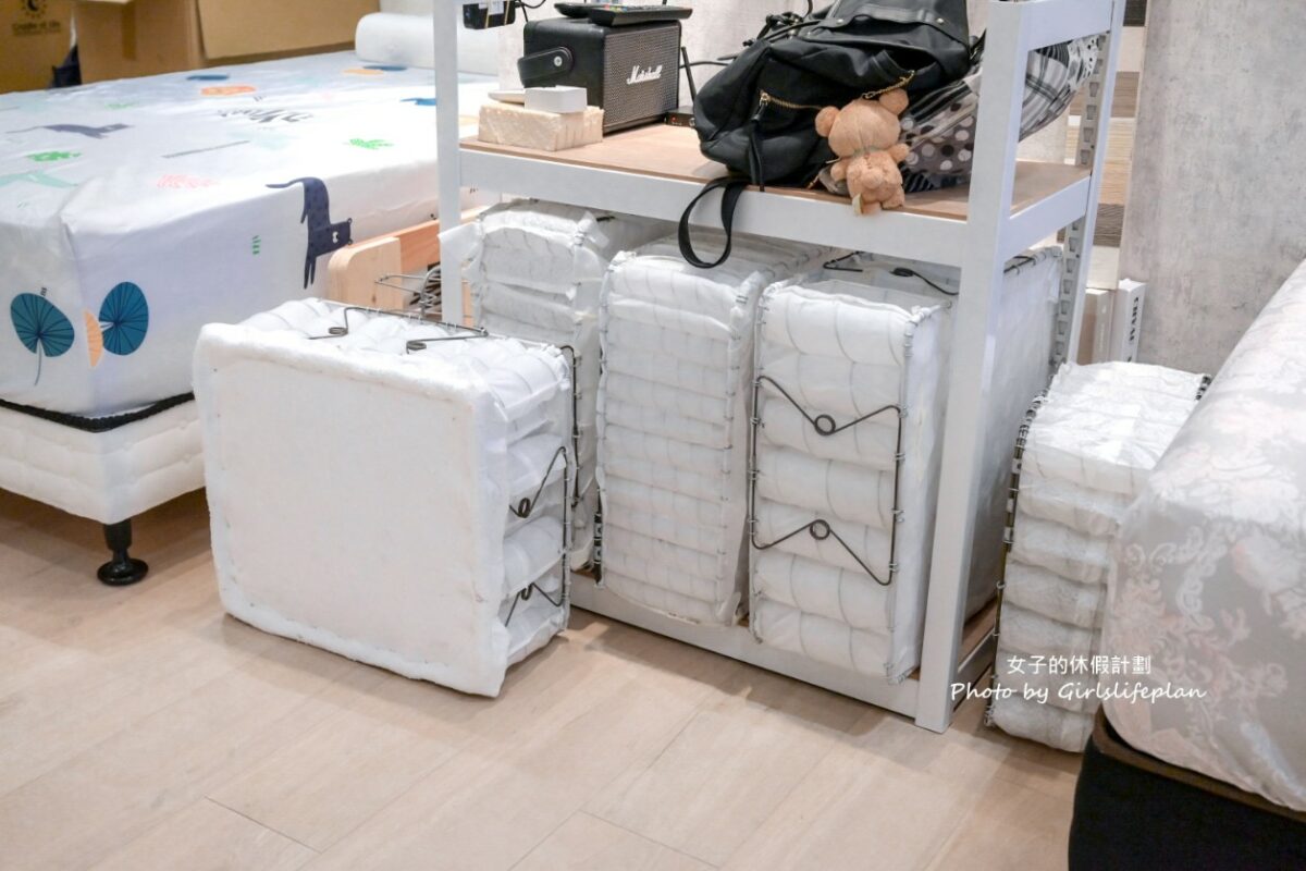 門市層架上的床墊剖面樣品