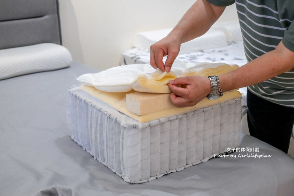 門市人員拆開剖面樣品講解乳膠與泡棉層