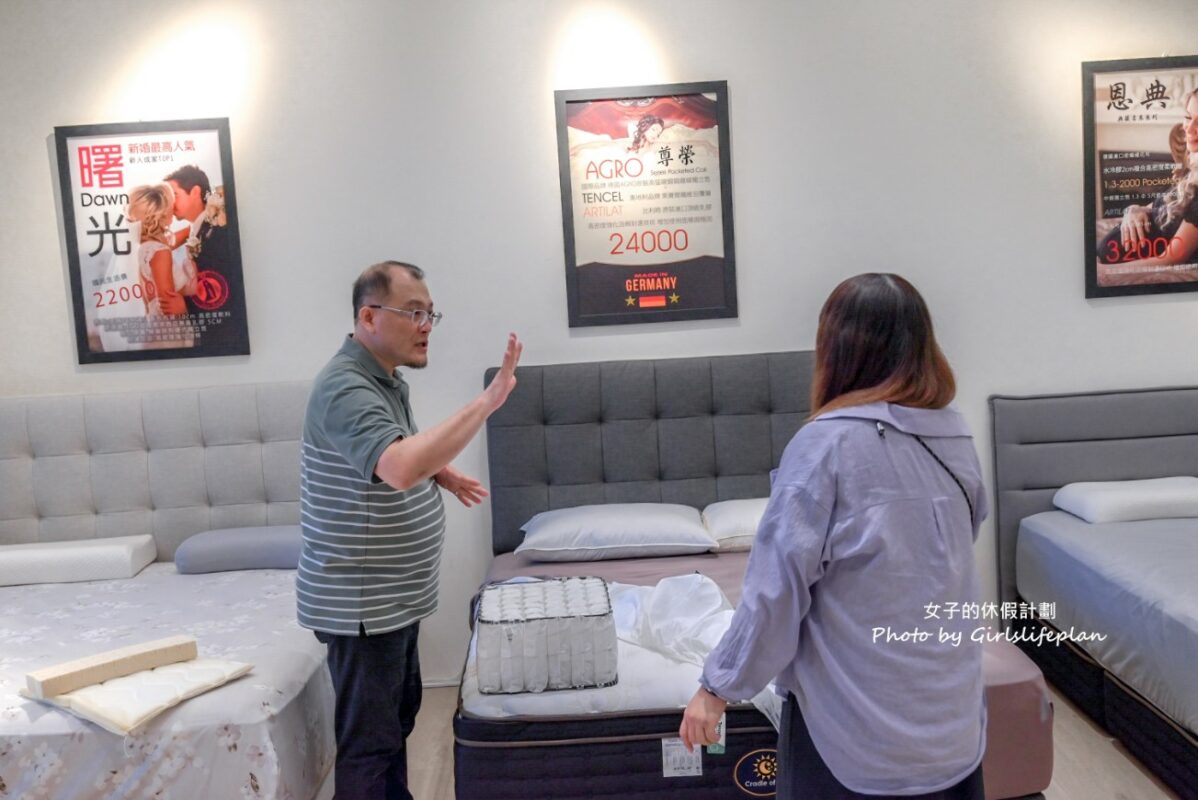 門市人員在展示床前為客人解說