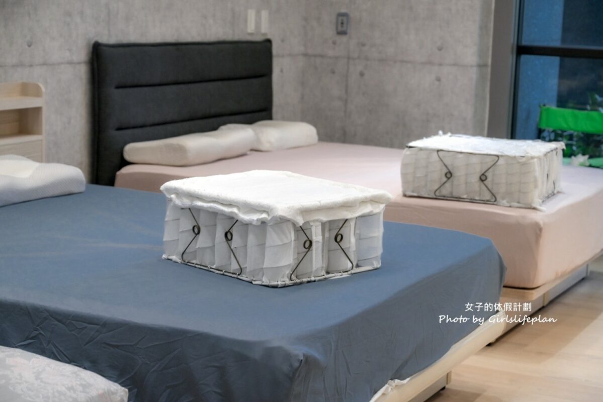 展示床上的床墊剖面樣品