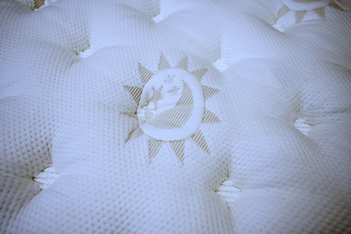 曙光床墊表布上的太陽月亮刺繡圖案