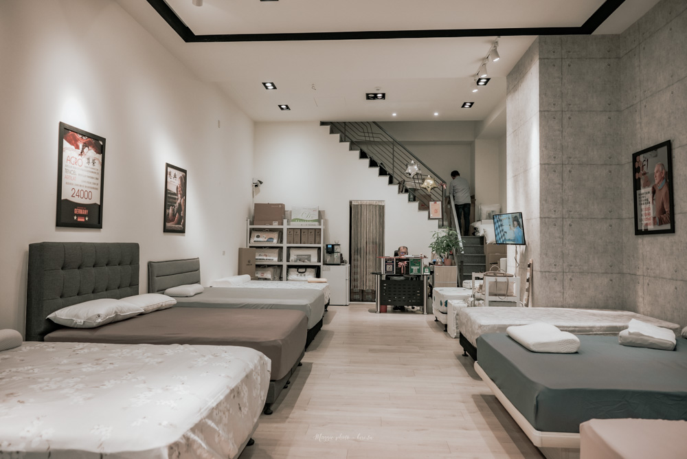 竹北嘉豐店店內展示區與樓梯