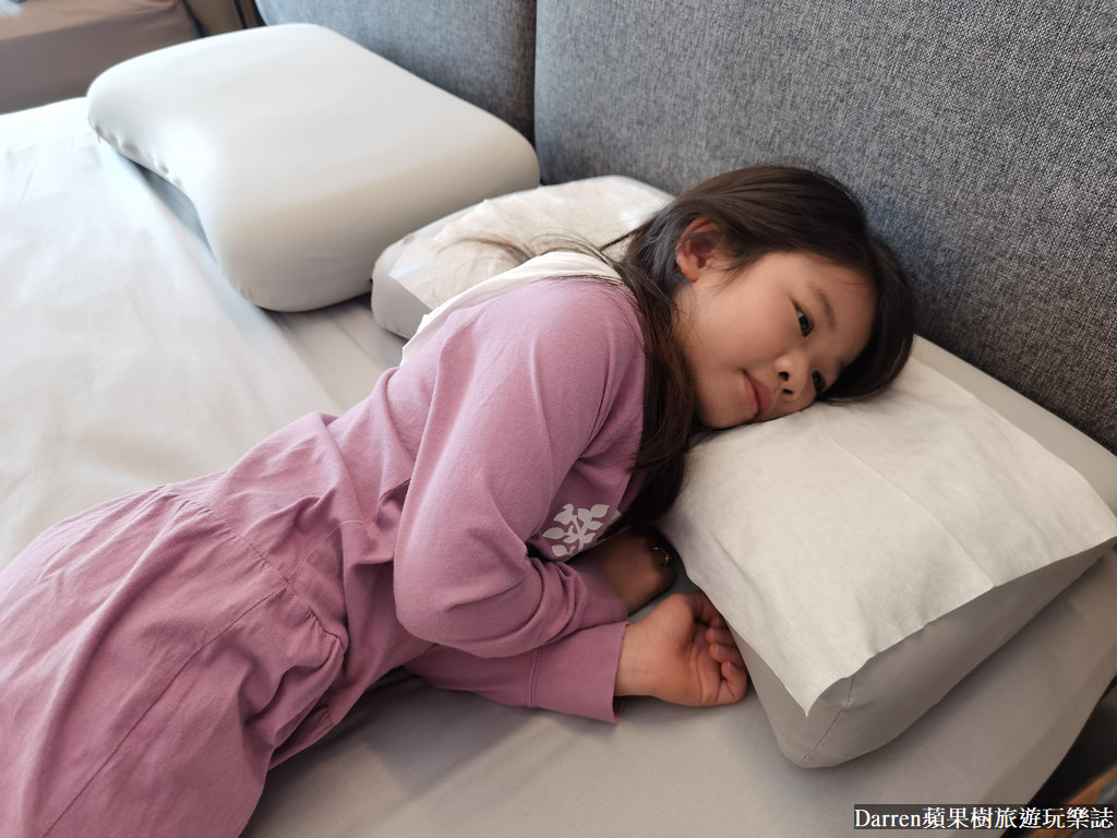 小女孩側躺在恩典床墊上
