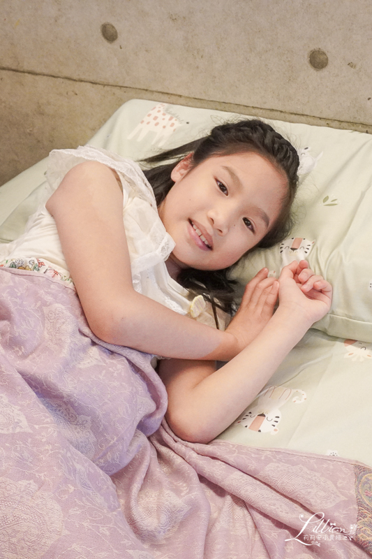 小女孩躺在門市床墊上