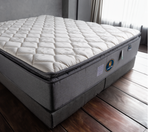 白色絎縫表布床墊的斜角視圖，可見側邊透氣網